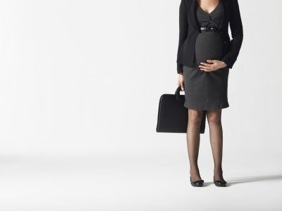 Может ли работодатель сократить заработную плату беременной женщине?