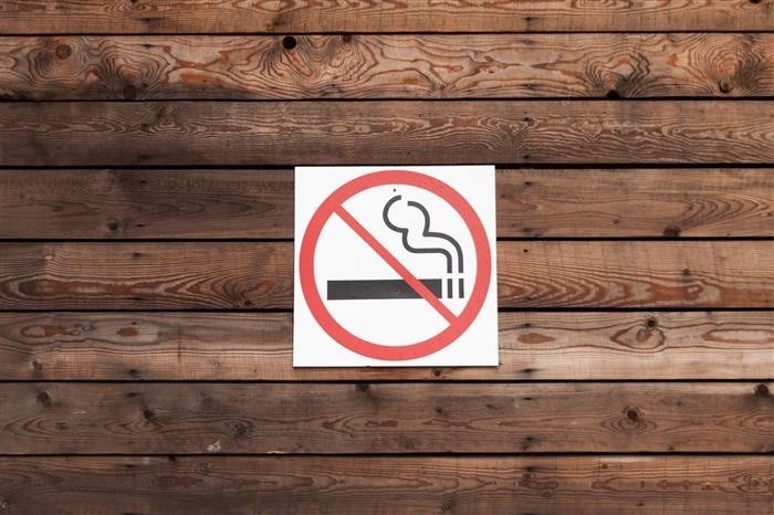 Причины запрета курения на балконе