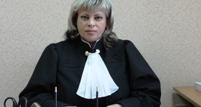 Сколько в Смоленске получает мировой судья в районном отделении суда в 2024 году